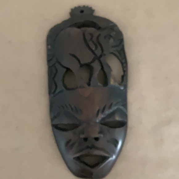 Zimbabwe African hand crafted wooden mask - Picture 1 of 3